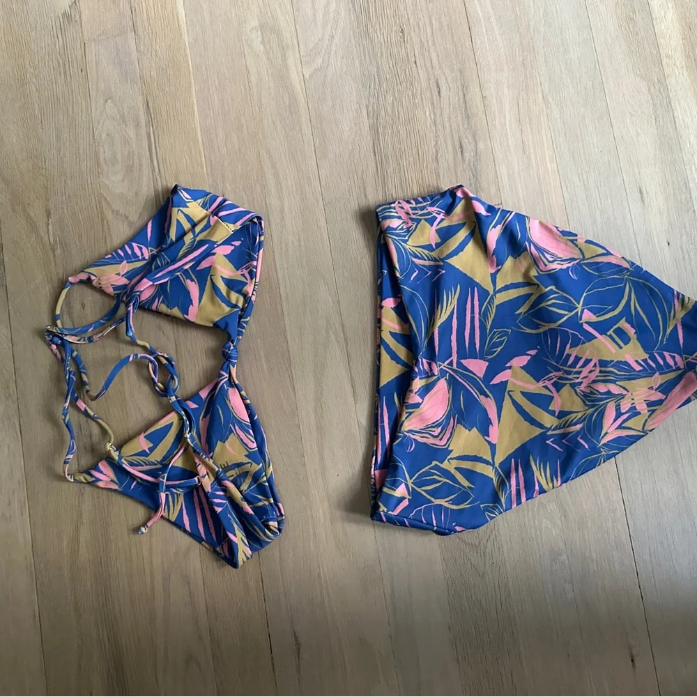 Skatie Tropical Print Bikini. Size large Top, Size medium bottoms - Picture 4 of 5